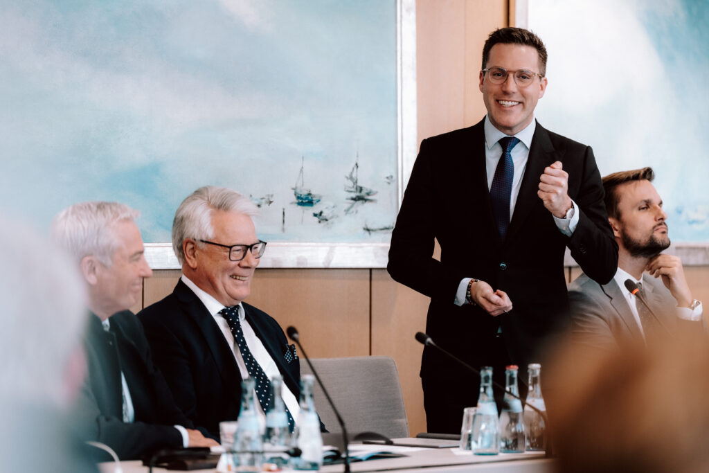 Manuel Hagel MdL begrüßt Prof. Klaus Hekking in der Sitzung der CDU-Landtagsfraktion